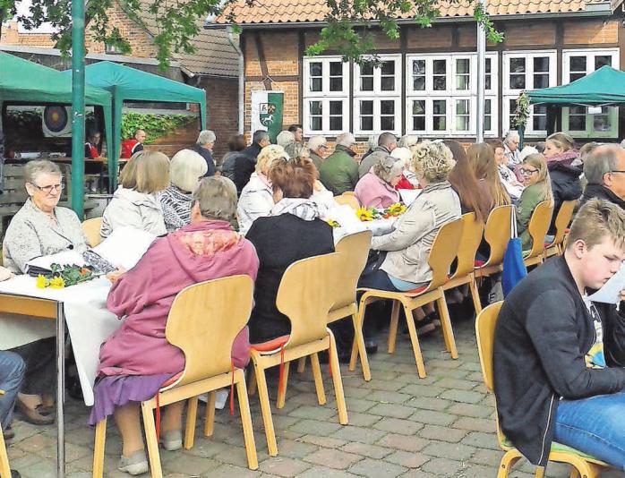 An der langen Tafel vor dem Haus am Pappaul treffen sich die Hänigser zum Plausch. An der langen Tafel vor dem Haus am Pappaul treffen sich die Hänigser zum Plausch.