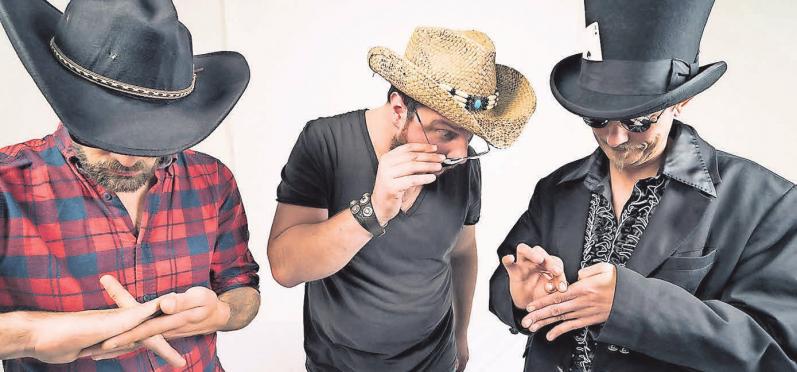 Mandowar unterhalten mit einem großartigen Stil aus Country, Folk und Metal. Mandowar unterhalten mit einem großartigen Stil aus Country, Folk und Metal.