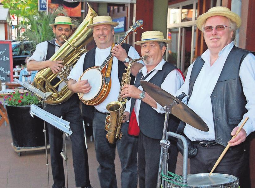 Die Band Frisco Five versorgt die Besucher mit Musik. Die Band Frisco Five versorgt die Besucher mit Musik.
