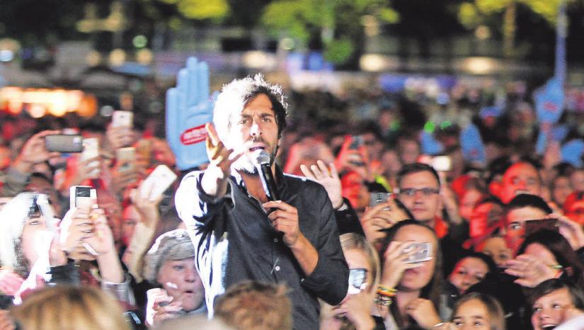 Der Shootingstar der deutschen Musikszene sucht die Nähe zu seinem Publikum. Der Shootingstar der deutschen Musikszene sucht die Nähe zu seinem Publikum.