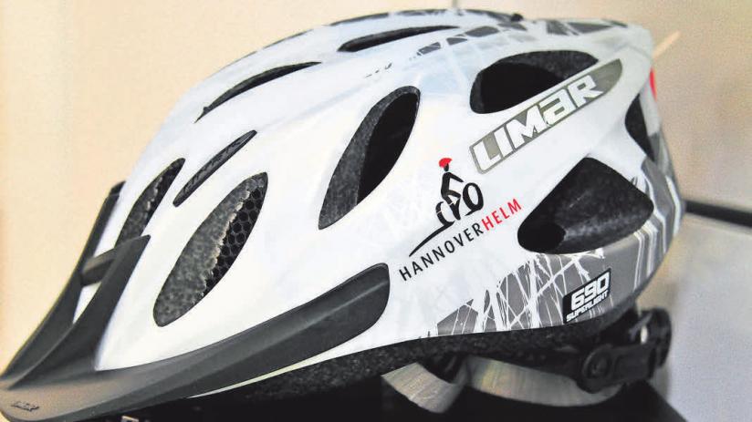 Auch Radfahrer finden in der Geschäftsstelle viele nützliche Utensilien wie den beliebten HannoverHelm.