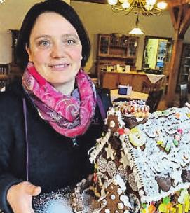 Regina Wegener (37) aus Liethe betreibt einen landwirtschaftlichen Betrieb mit Direktvermarktung und Bauernhofcafé und sorgt damit für die Zutaten des Weihnachtsessens wie Geflügel und Rotkohl. Regina Wegener (37) aus Liethe betreibt einen landwirtschaftlichen Betrieb mit Direktvermarktung und Bauernhofcafé und sorgt damit für die Zutaten des Weihnachtsessens wie Geflügel und Rotkohl.