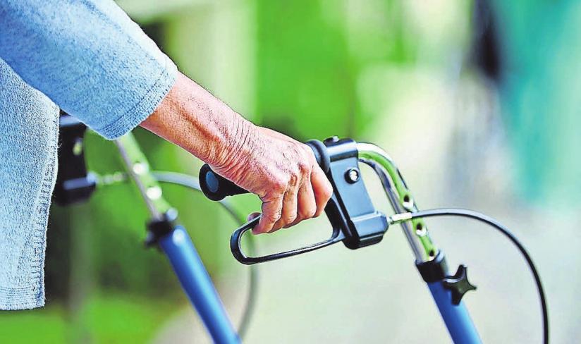 Wer nach einem Krankenhausaufenthalt Hilfe benötigt, kann sich zu Hause von verschiedenen Einrichtungen unterstützen lassen. DAK Wer nach einem Krankenhausaufenthalt Hilfe benötigt, kann sich zu Hause von verschiedenen Einrichtungen unterstützen lassen. DAK