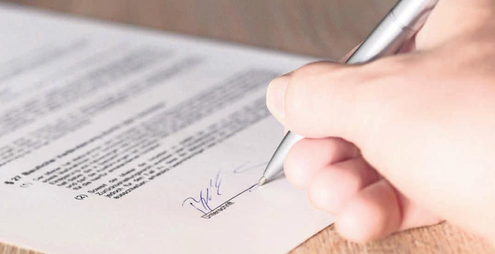 In Verfügungen und Vollmachten können Angehörige vorab festlegen, wer zum Beispiel die Betreuung übernimmt. In Verfügungen und Vollmachten können Angehörige vorab festlegen, wer zum Beispiel die Betreuung übernimmt.