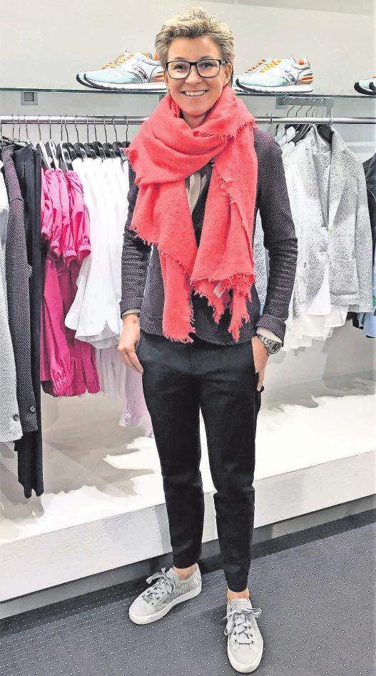 Mit viel Farbe und schicken Sneakers hält der Frühling Einzug bei Julia Obermeyer von gleichnamigen Modehaus an der Marktstraße. Mit viel Farbe und schicken Sneakers hält der Frühling Einzug bei Julia Obermeyer von gleichnamigen Modehaus an der Marktstraße.