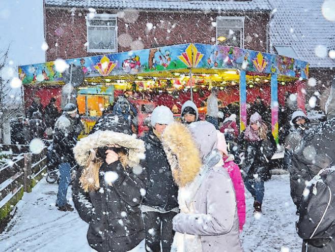 Pünktlich zum Weihnachtsmarkt sorgte Schneefall für eine winterliche Atmosphäre. Pünktlich zum Weihnachtsmarkt sorgte Schneefall für eine winterliche Atmosphäre.