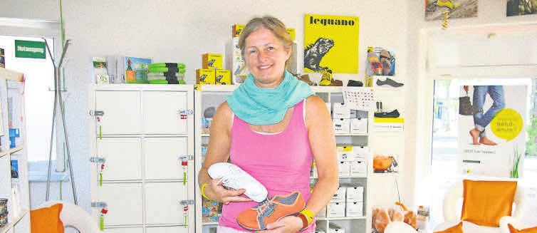 Stefanie Tillmann freut sich auf einen Gewinner, der ein paar Barfußschuhe bekommt. Stefanie Tillmann freut sich auf einen Gewinner, der ein paar Barfußschuhe bekommt.