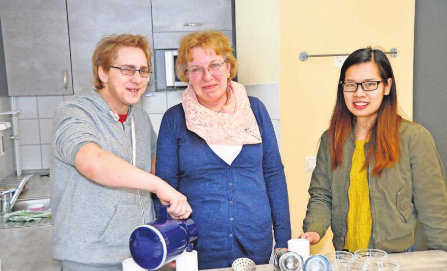 Philip Dölitsch (von links), Manuela Ebert und Thi Anh Quang Bui lieben ihren Beruf im Pflegebereich. Philip Dölitsch (von links), Manuela Ebert und Thi Anh Quang Bui lieben ihren Beruf im Pflegebereich.
