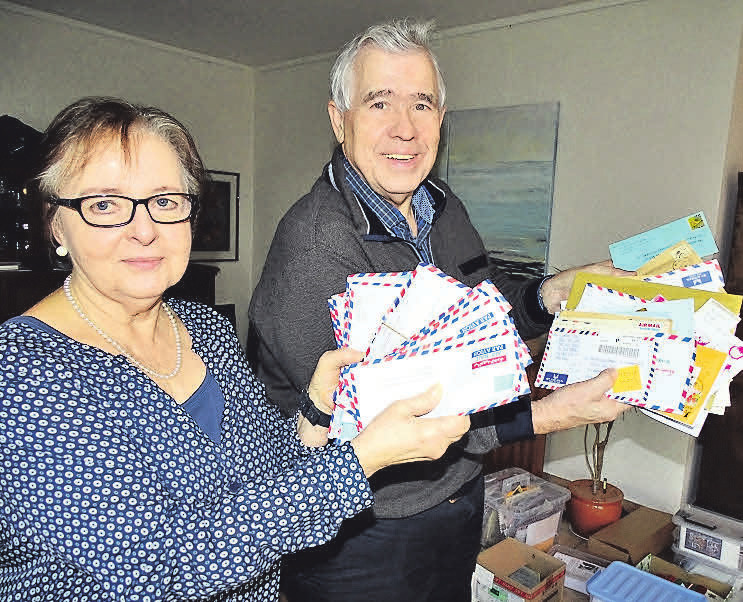 Christel und Jürgen Schart mit einem Stapel Briefe, die an den „Weihnachtsmann in Himmelreich“ gerichtet sind. Christel und Jürgen Schart mit einem Stapel Briefe, die an den „Weihnachtsmann in Himmelreich“ gerichtet sind.