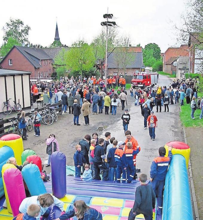 Spaß für Groß und Klein: Das Maibaumfest in Sievershausen ist ein Besuchermagnet. Spaß für Groß und Klein: Das Maibaumfest in Sievershausen ist ein Besuchermagnet.