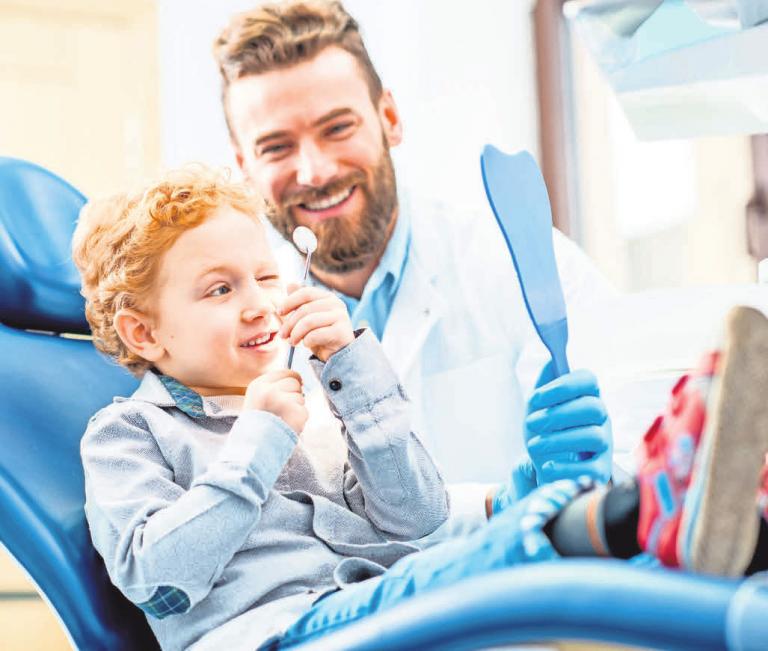 Kinder sollten spielerisch an den Zahnarztbesuch herangeführt werden. Foto: iStockphoto.com/RossHelen Kinder sollten spielerisch an den Zahnarztbesuch herangeführt werden. Foto: iStockphoto.com/RossHelen