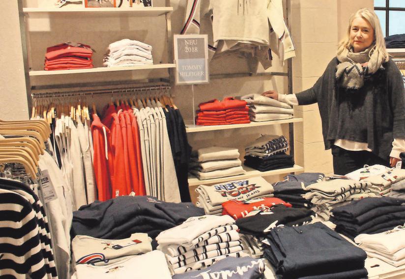 Sandra Trinks hält in der Fehling-Station die neue Damenkollektion von Tommy Hilfiger bereit. Foto: Köhler Sandra Trinks hält in der Fehling-Station die neue Damenkollektion von Tommy Hilfiger bereit. Foto: Köhler
