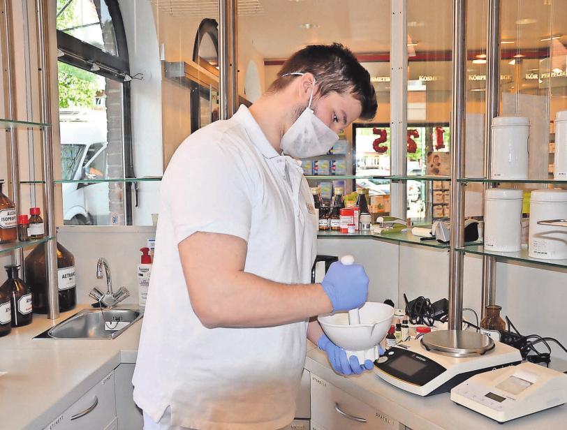Apotheker Akim Yildiz stellt individuelle Salbenrezepturen her. Apotheker Akim Yildiz stellt individuelle Salbenrezepturen her.