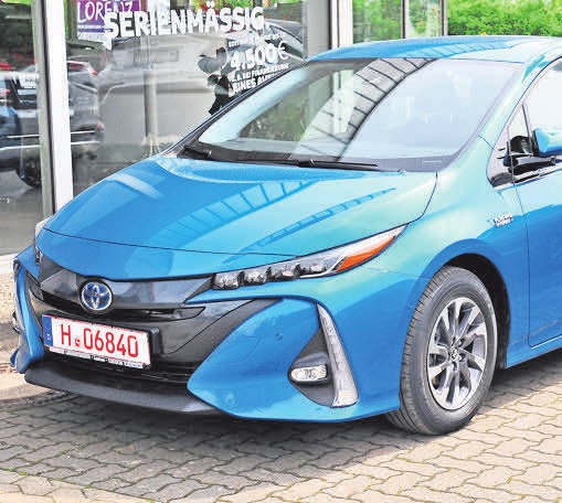 Der Toyota Mirai ist ein Pionier einer Null-Emissionszukunft: Er fährt mit fortschrittlicher Brennstoffzelle und wird ausschließlich über Wasserstoff betrieben. Der Toyota Mirai ist ein Pionier einer Null-Emissionszukunft: Er fährt mit fortschrittlicher Brennstoffzelle und wird ausschließlich über Wasserstoff betrieben.