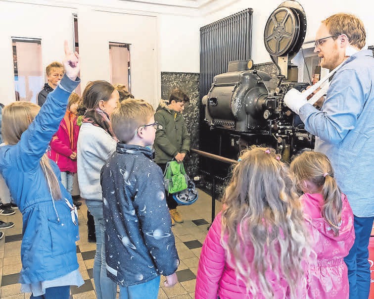 Aktivitäten am VVV-JuniorClub-Tag: Besuch des örtlichen Kinos Neue Schauburg. Aktivitäten am VVV-JuniorClub-Tag: Besuch des örtlichen Kinos Neue Schauburg.